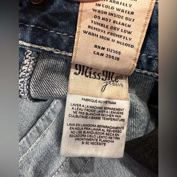 🌸 Miss Me Distressed Boyfriend Ankle Jean Size 30🌸 - Picture 4 of 10